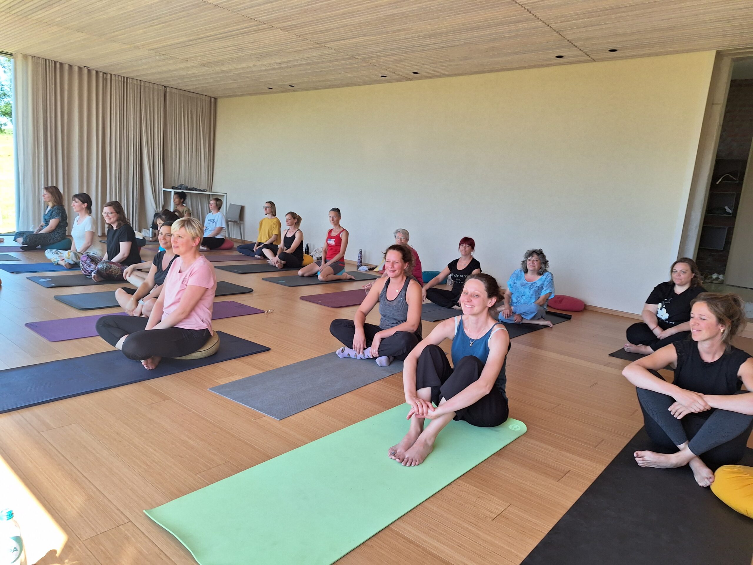 20230624_162510 groupe personnes retraite yoga et méditation